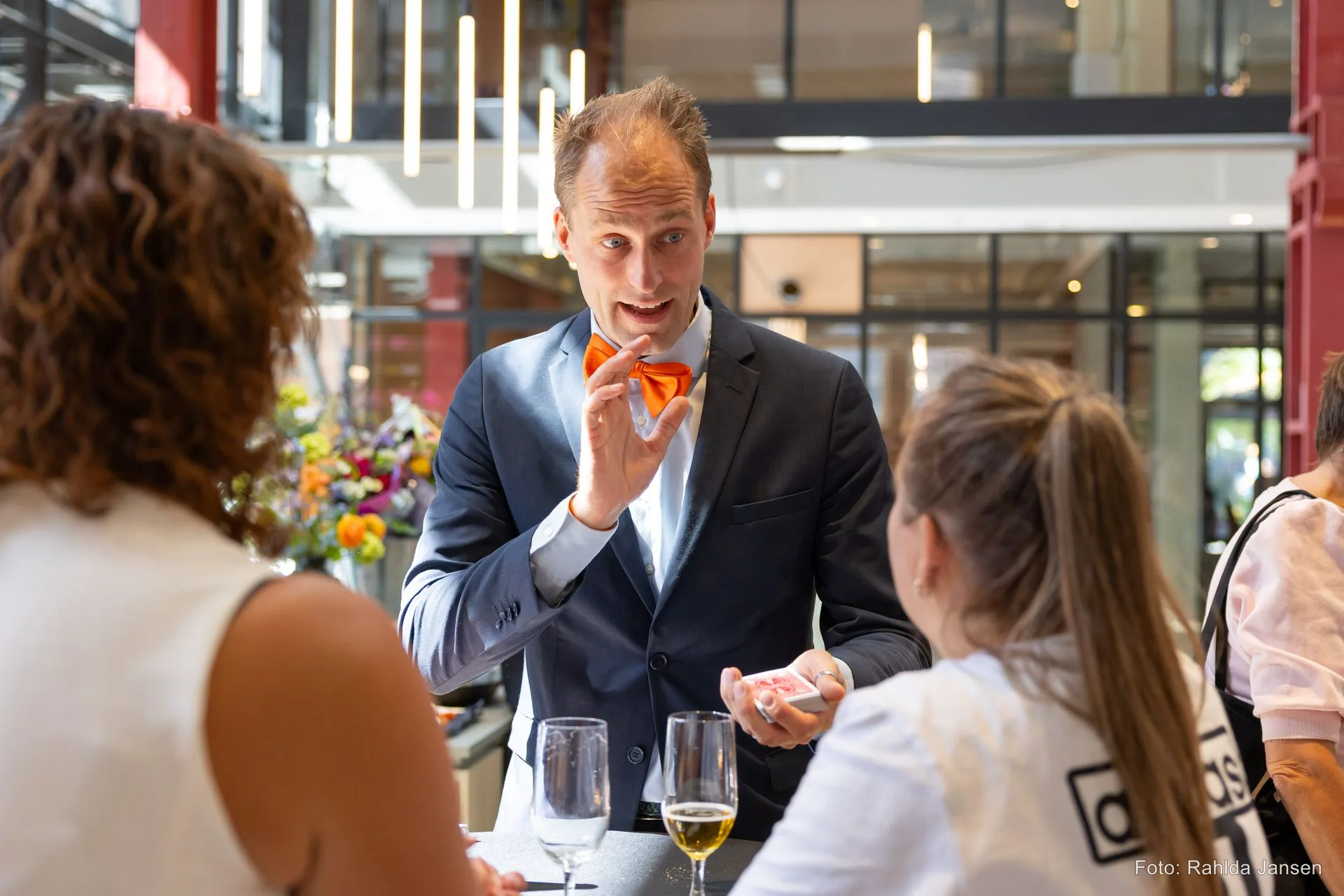 Teun Rookus: Verbind gasten met Rondlopend goochelen